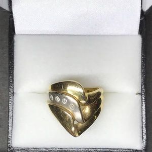 14k gold diamond ring with 5 small stones Size 6